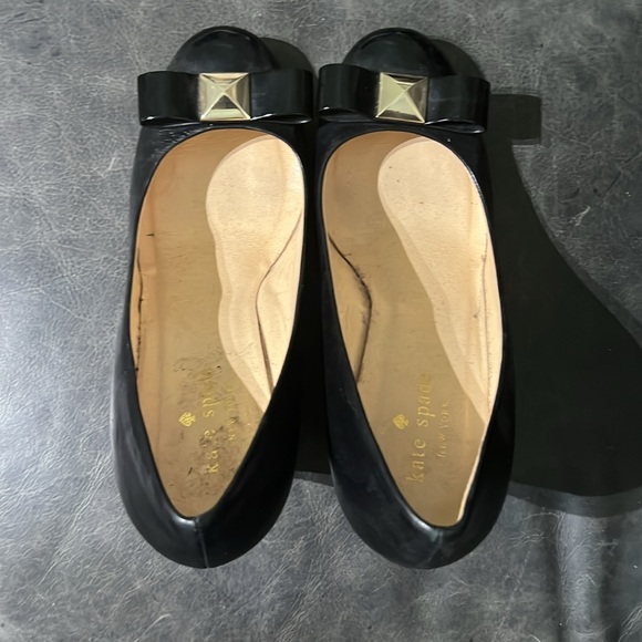 Kate Spade Black Patent Leather Wedge Heels Womens Gold Metal Bow Detail 6B - Picture 2 of 10